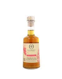 Vinegar with pink garlic
