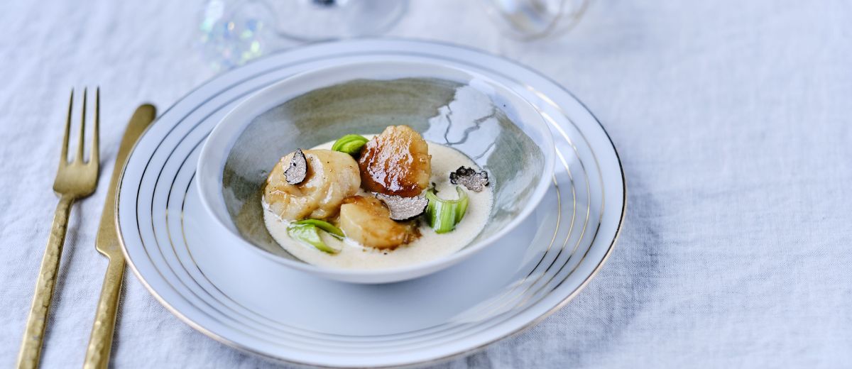 Scallops with leeks and truffled cream